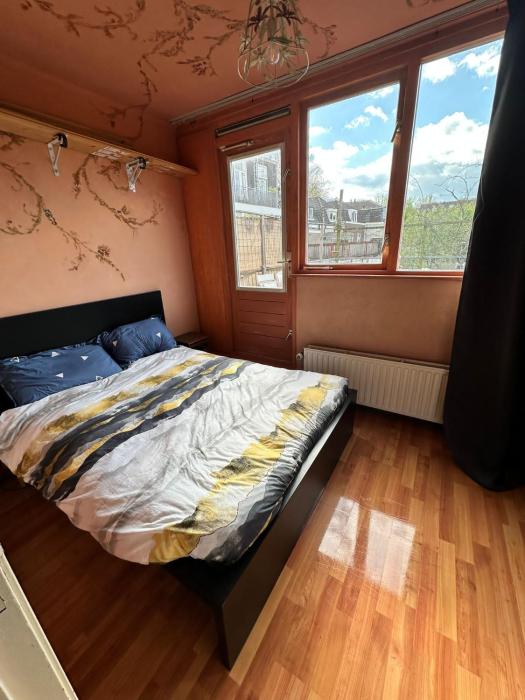 Queen bed room
