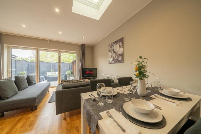 New! Lovely 2 Bed Serviced Apartment with free parking
