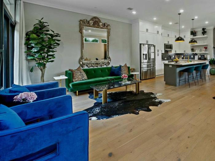 Black House - Downtown Elegance with HotTub and King Beds