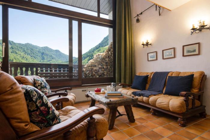 Les Soldanelles Cozy Alpine Apartment in Chamonix | Ski Access & Mountain Views - Happy Rentals