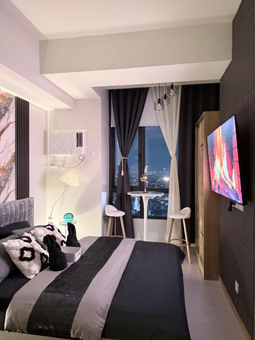 Cozy Condo Staycation in Quezon City near Sm North Trinoma Solaire with city lights view