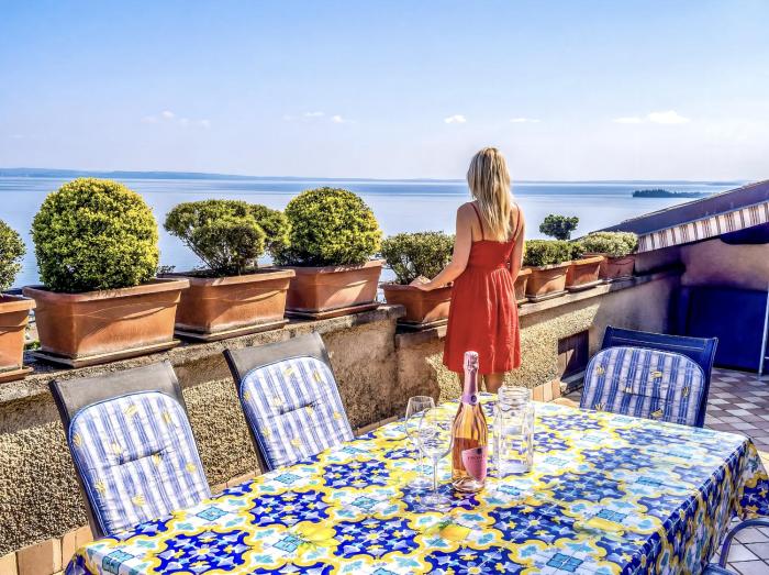 Relaxing 2BR Vacation Home with Lake Garda View & Balcony