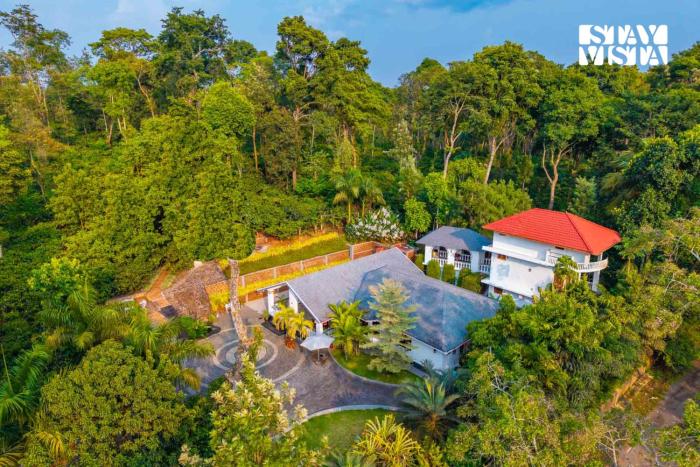 The Haven Grandeur - Luxury Villa in Coorg with Breakfast