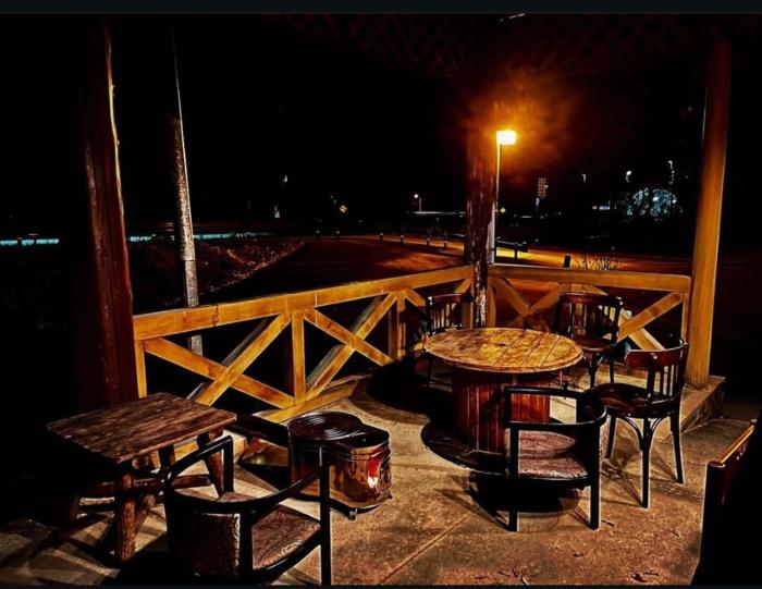 音楽と焚き火の隠れ家 渓流 滝至近のワイルド グランピング BBQ可 トヤソーデの庭 Wild Cabin with DJ Booth and Fire Pit Near Waterfalls Car Required