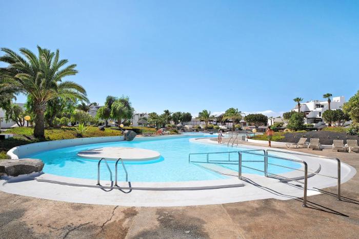 Isla and Ocean with pool and wifi