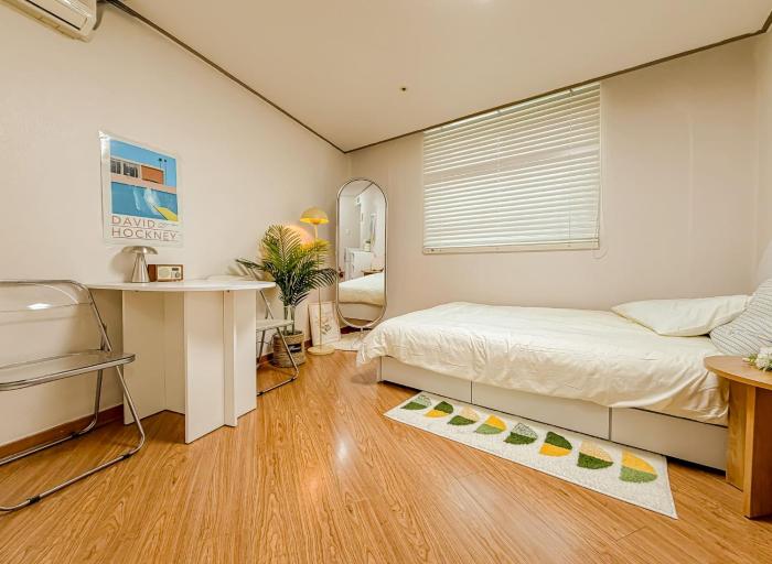 34Fully furnished studio in the heart of Hongdae, 15 minutes from Itaewon, solo travel