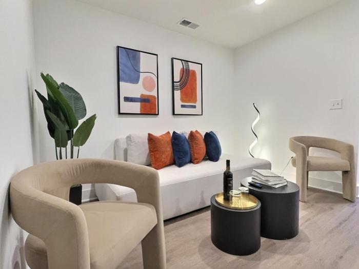 Eclectic Retreat in Heart of Downtown