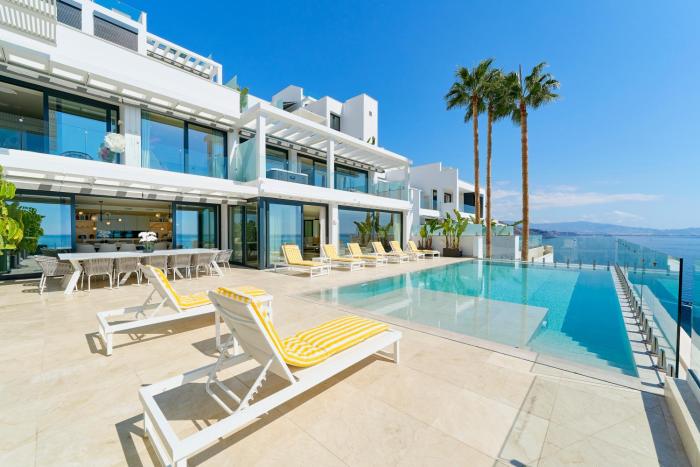 Villa Riviera, Luxury, pool, jacuzzi, cinema & gym