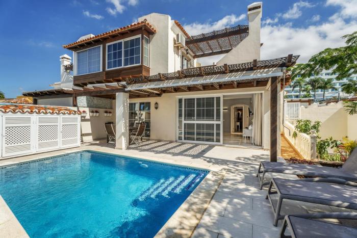 La Caleta Seaside Villa With Pool