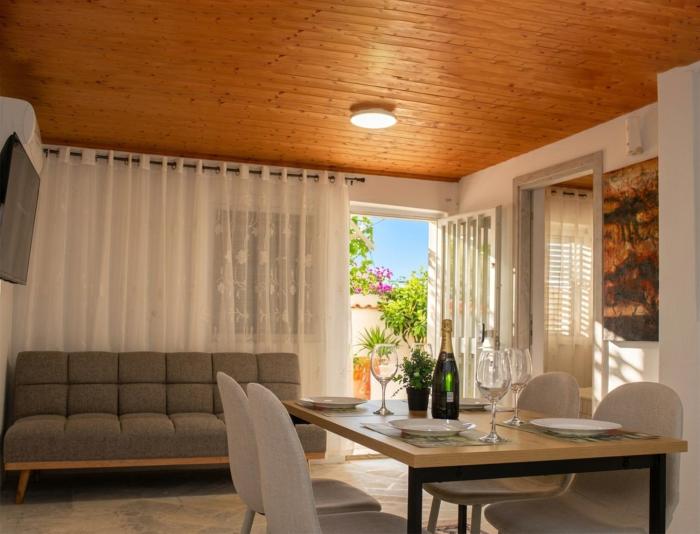 The Beach White House - 80m from the Beach - Renovated