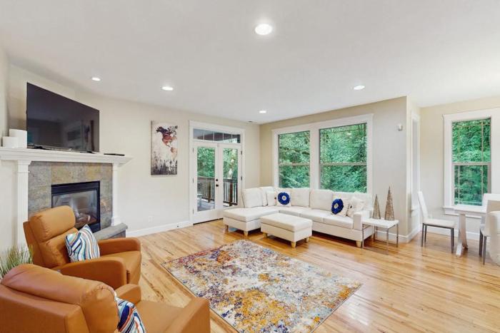 Exclusive Eugene retreat close to university with natural forest calm
