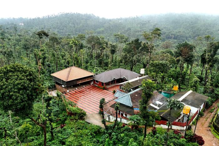 Coffee Crown Homestay - 1km to Falls, Estate, Home Food