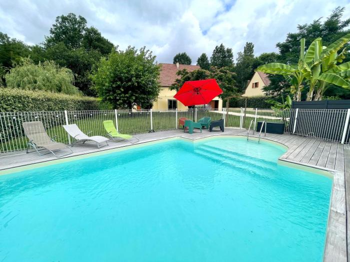 La Sarrazine-Gîte familial-Piscine
