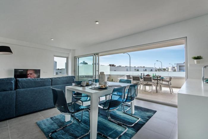 Lovely Modern Apartment With Pool