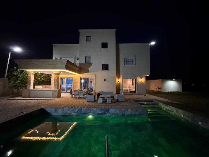 Executive Villa & Pool in Private Olive Estate