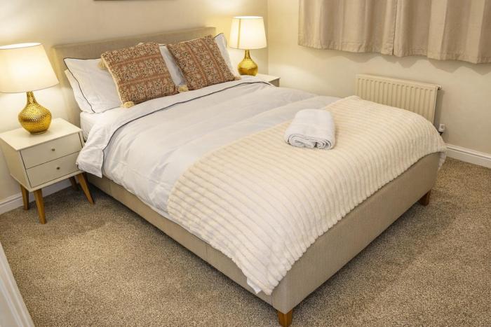 Manchester Stay Hub - 2BR with Free Parking, Near Airport & Attractions