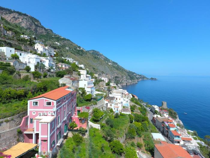 Villa Red Moon Green garden