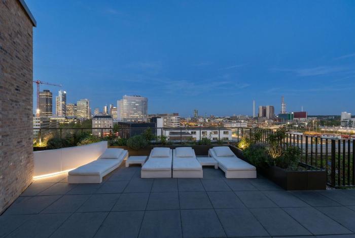 Business suite with skyline view with parking space
