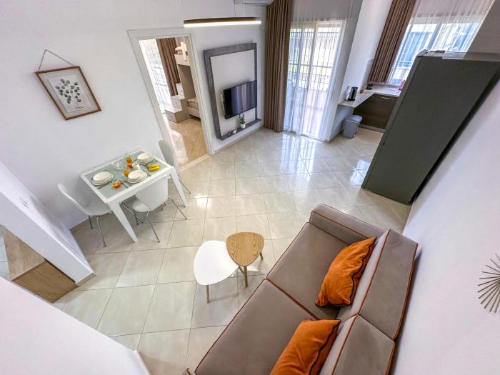 606 Vala Apartment