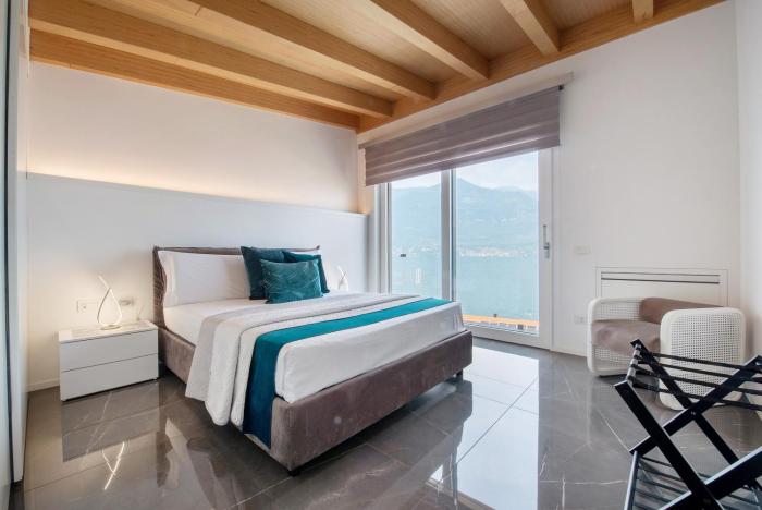 Luxury Lakefront Penthouse