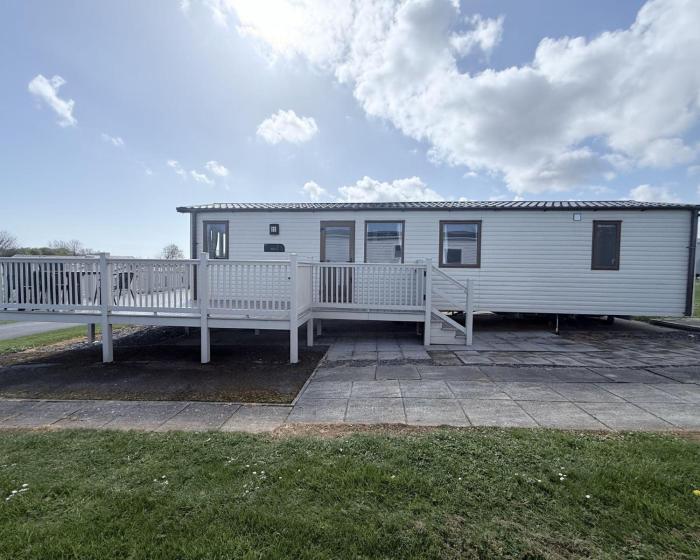 Caravan With A Spacious Decking Area At Sand Le Mere Park, Yorkshire Ref 71062Me