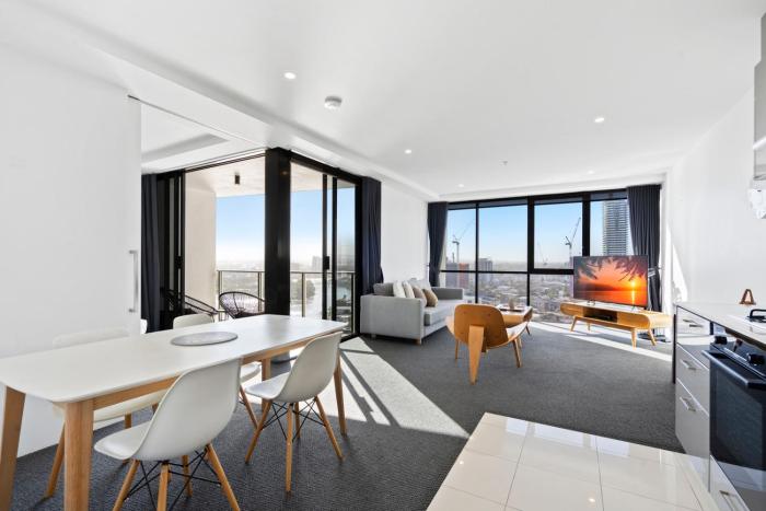 Stunning River Views Pool Spa Heart of Surfers