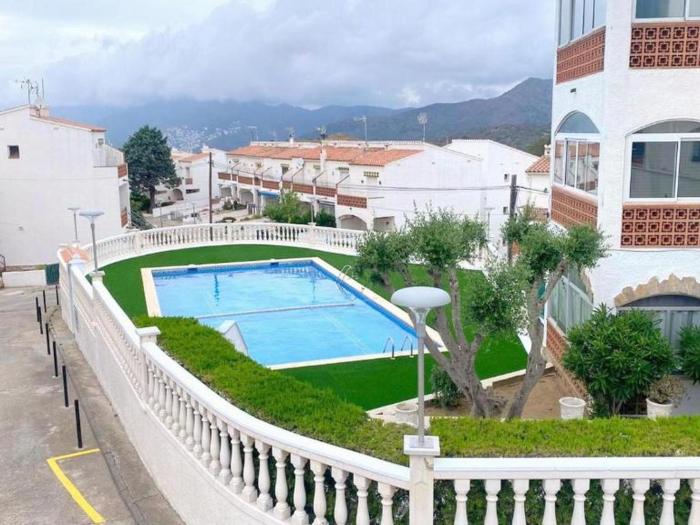 Escapada en Roses: Confort, Terraza & Piscina Común - ES-258-157