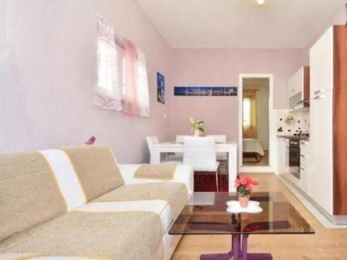 Apartment Charmante Wohnung La-Le by Interhome