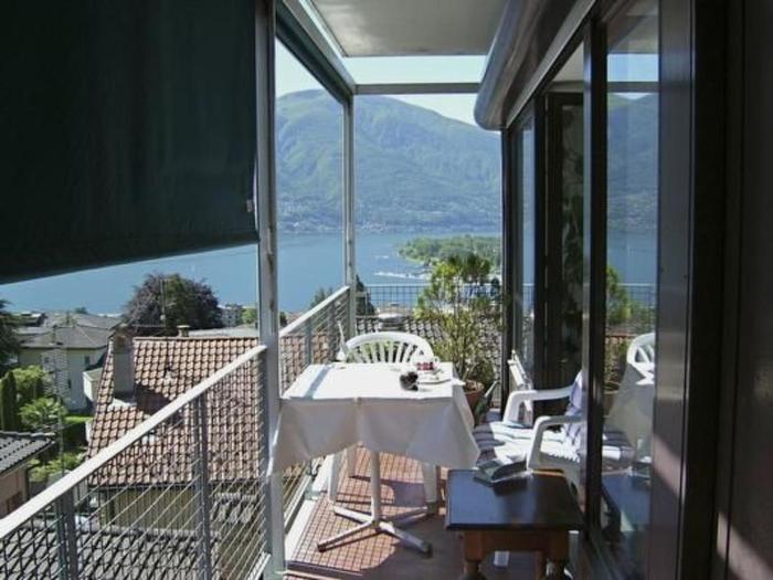Apartment Freie Sicht auf See und Berge by Interhome