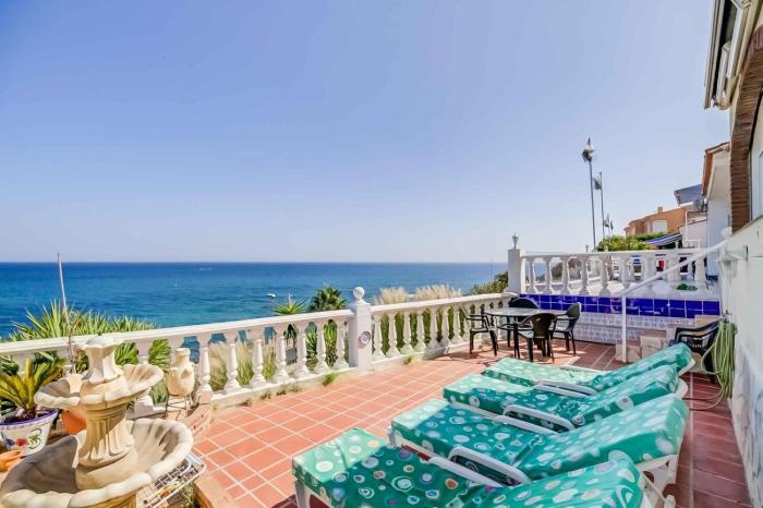 The lighthouse horizon