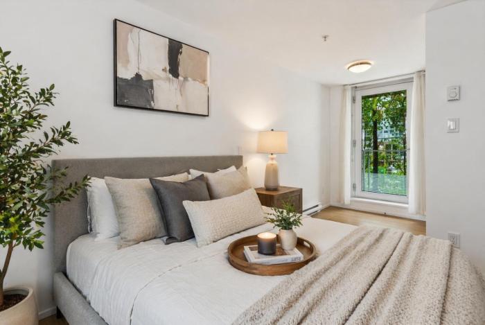 Bright and Cozy 2 Bedroom Townhouse in the Heart of the City