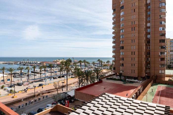Sunny studio apartment, marina view