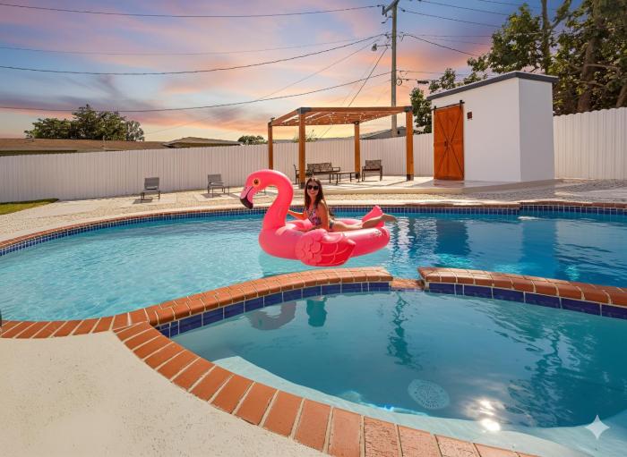 Poolside & Game Room Fun Near Hard Rock & Beach