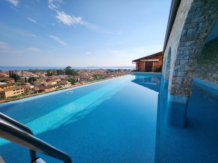 Alba Lake View Apartment Pool