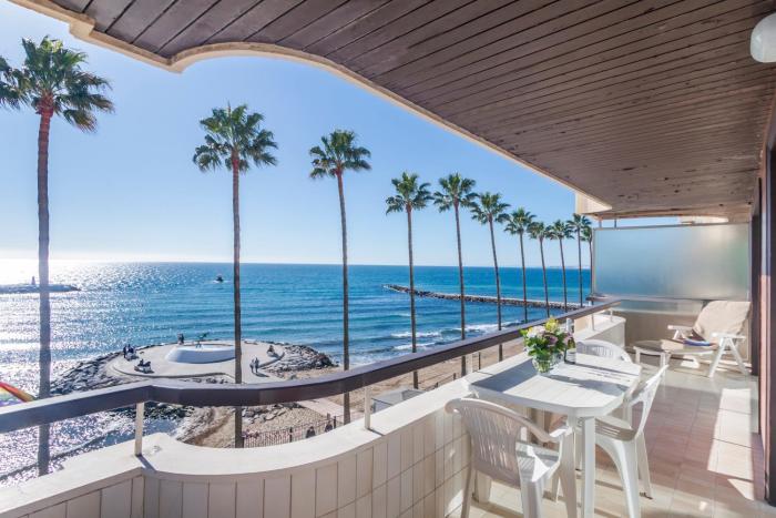 Apartment Facing the Sea and Marina