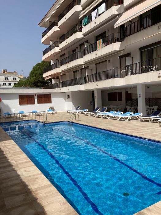 Sunny apartment with pool