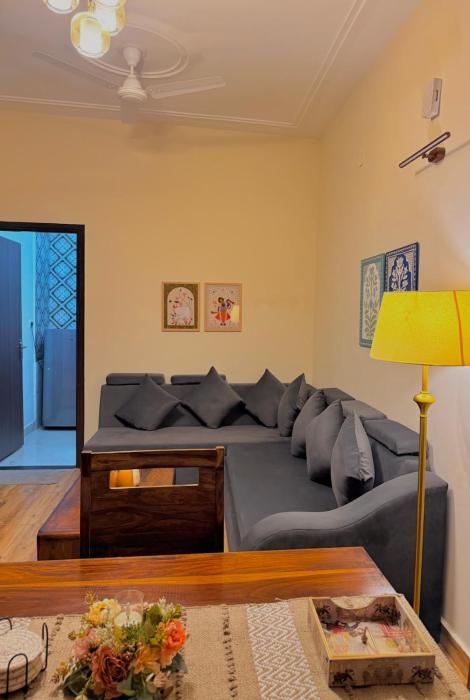 Iraaya Stays - Shree Vrinda Premium 1BHK Suite - Near Prem Mandir