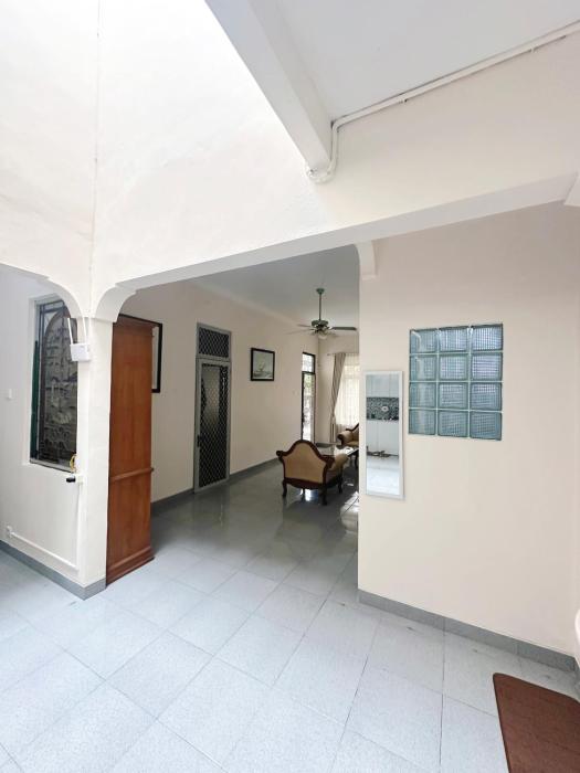 Large 4BR White House in Bogor near Botanic Garden & Toll