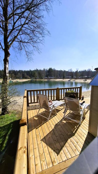 Veluws Meerhuisje luxe gezinschalet aan het water met opgemaakte bedden en handdoeken