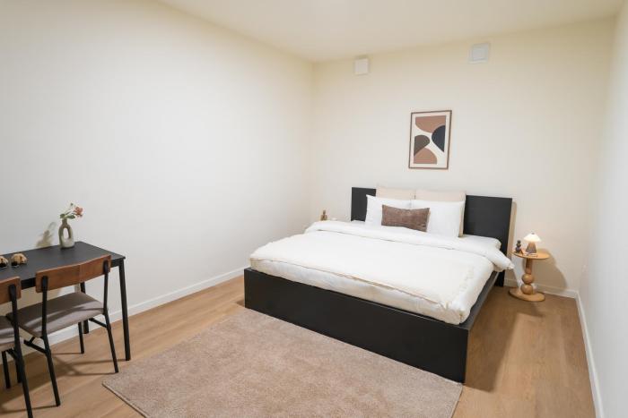Near City Center, Large 7BR Apartment with WiFi & TV