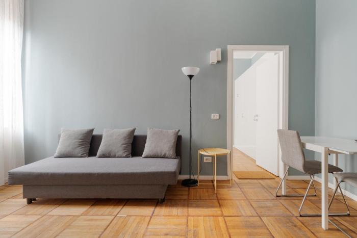 GuestHost - Chic Flat Steps from Duomo