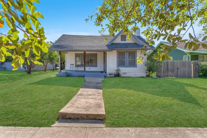 The Farmhouse - Family Friendly Downtown Cottage