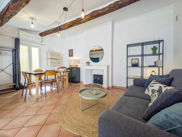 Grand studio, coin nuit & terrasse, plein centre