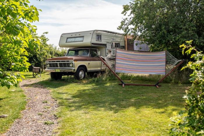 1 Bed Vehicle Luxury Camper -Hot Tub Pets - Willy