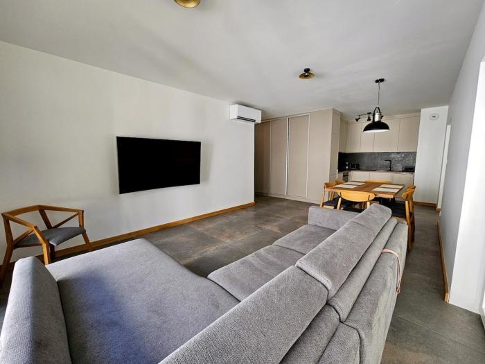 Coastline Residence - Designer Seaside Apartment with Pool, 2-Minute Walk to the Beach