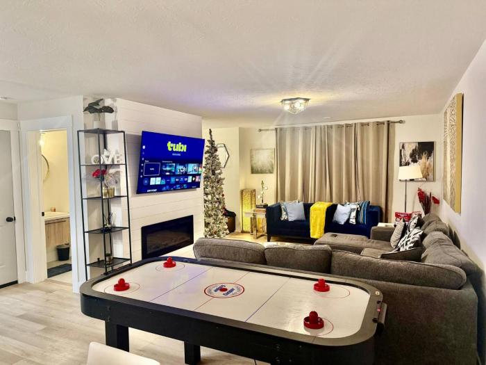 Airport Urban Oasis 4BR Family Retreat Home