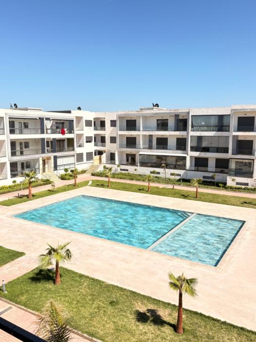 Appartement moderne vue piscine avec parking & WiFi