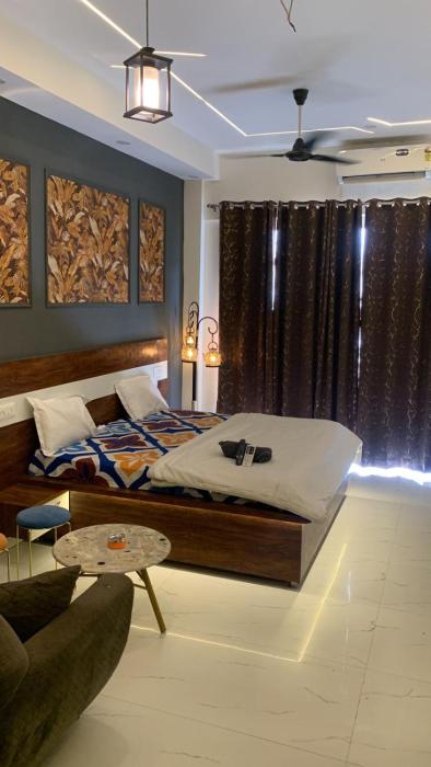 Luxury Couple Friendly Studio-Gaur City Noida