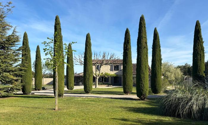 Luberon Beautiful Villa Pool and Serenity
