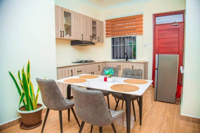 ELLYN EXECUTIVE APARTMENTS and LODGE